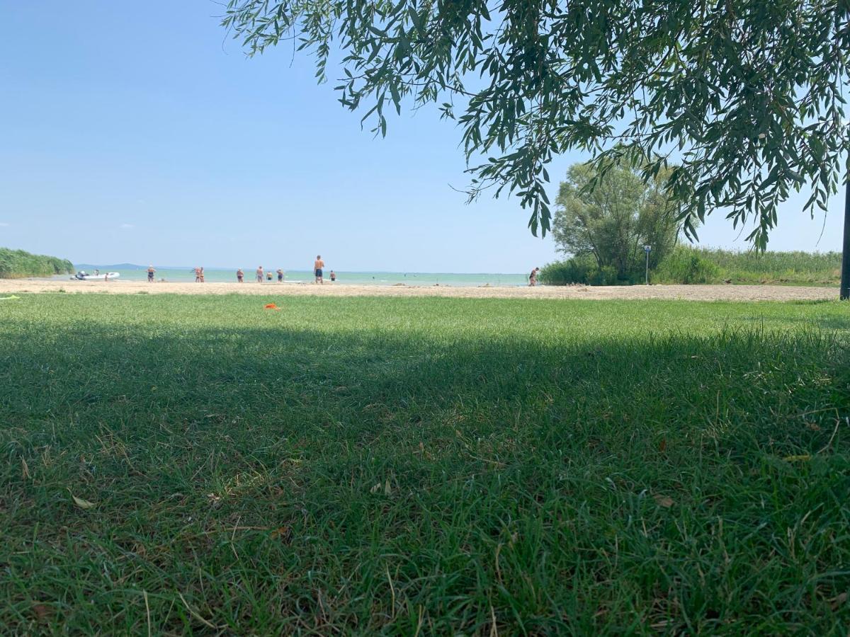 Mandulas Kabin A Kishaz Dezsaval Es Kilatassal A Balatonra Balatongyörök Exterior foto