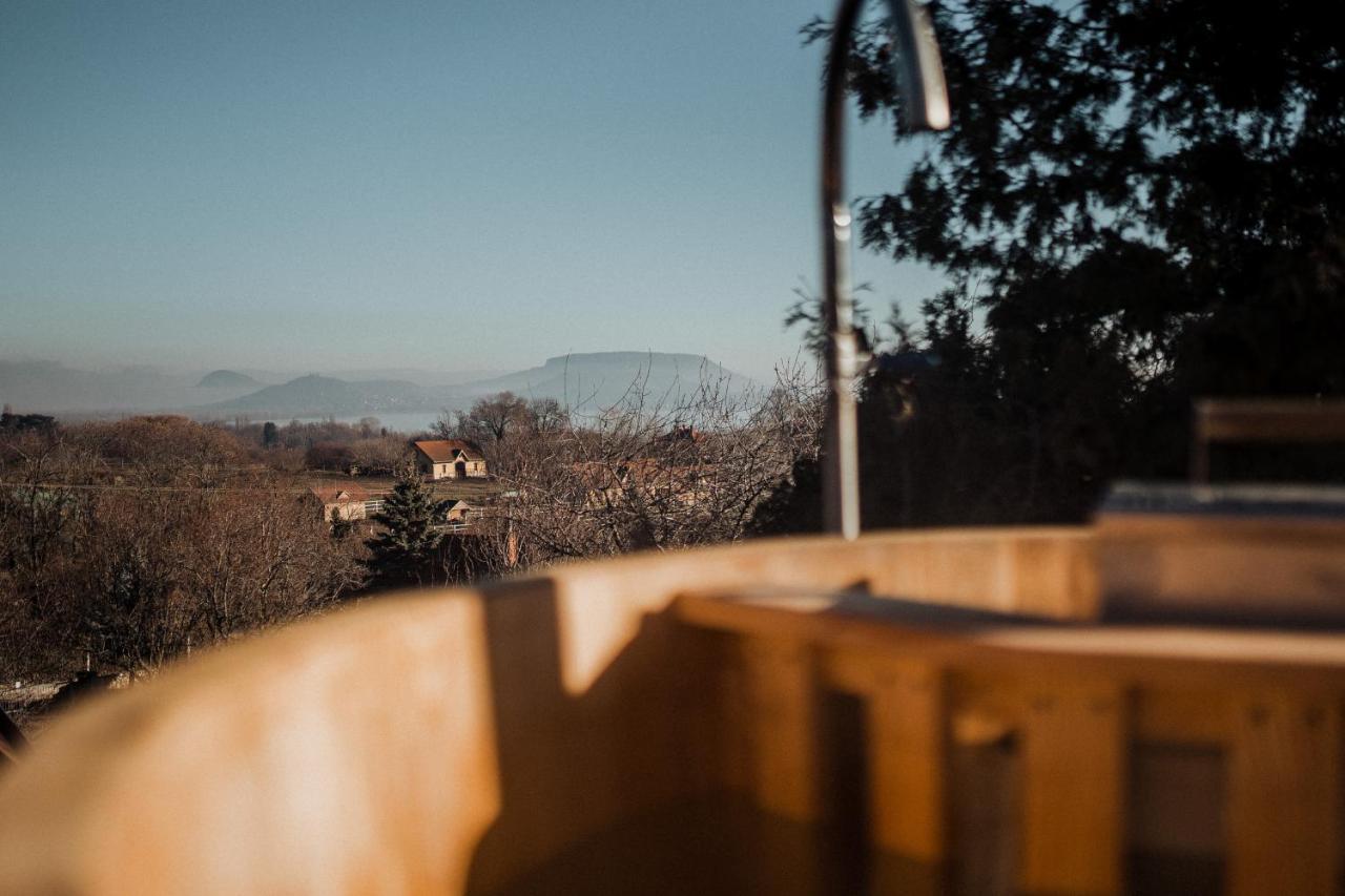 Mandulas Kabin A Kishaz Dezsaval Es Kilatassal A Balatonra Balatongyörök Exterior foto